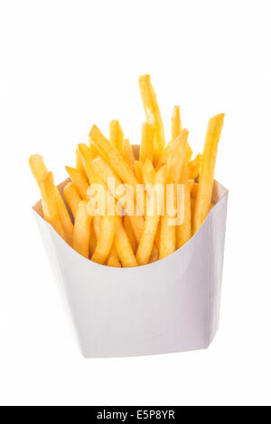 Portion de frites dans le papier ; frites croustilles de pommes de terre rôties, frites en carton blanc Banque D'Images