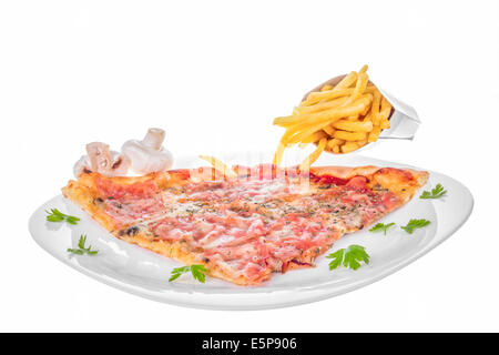 Tranche de pizza italien frais avec des champignons, du jambon et du fromage, et les frites de côté sur la plaque sur fond blanc isolé ; piz Banque D'Images