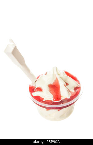 Soft glace vanille avec sauce aux fraises dans la tasse en plastique avec cuillère Banque D'Images