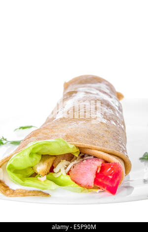 Crêpes farcies aux légumes et viande sur plaque blanche libre ; crêpe farcie savoureuse Banque D'Images