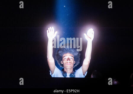 Londres, Royaume-Uni. 4e août, 2014. L'homme interagit avec les lumières de l'installation de Londres spectra par Ryoji Ikeda pour marquer le centenaire de la PREMIÈRE GUERRE MONDIALE. Credit : Piero Cruciatti/Alamy Live News Banque D'Images