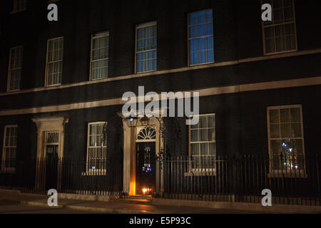 Londres, Royaume-Uni. 4e août, 2014. Une seule bougie éclaire la porte de 10 Downing Street que le Royaume-Uni commémore le centeanary du déclenchement de la Seconde Guerre mondiale 1. Crédit : Paul Davey/Alamy Live News Banque D'Images