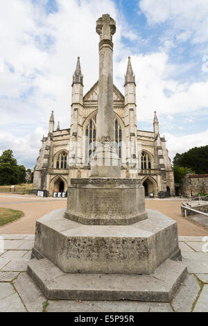 Vue de la cathédrale de Winchester et façade entrée avant 1914-1919 Première Guerre mondiale mémorial en l'enceinte de la cathédrale, de la ville de Winchester, Hampshire UK : histoire, bâtiment historique, le tourisme, l'architecture du paysage Banque D'Images