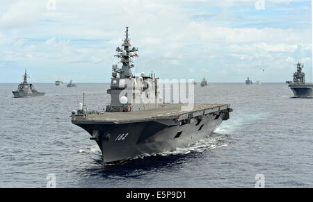 Force japonaise d'autodéfense maritime Hyūga, JS destroyer voyages ise en formation au cours de l'exercice le 25 juillet 2014, au large de la côte d'Hawaï. Banque D'Images