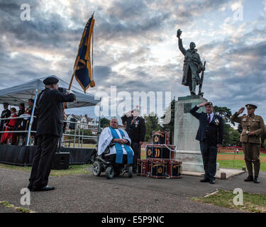 UK, Londres, Twickenham, Radnor Jardins, 4 août 2014. Saluant les soldats au monument aux morts au cours d'une veillée de commémoration de la déclaration de guerre le 4 août 1914. La Veillée a été suivi par le maire de l'arrondissement londonien de Richmond upon Thames, Conseiller Jane Boulton, et Son Altesse Sérénissime, la Princesse Marie-thérèse von HohenBerg, Mme Anthony Bailey et M. Anthony Bailey OBE SECA. Le public a été invité à un coucher de soleil service commémoratif effectué par le père David Loftus MBE. Credit : Eden Breitz/Alamy Live News Banque D'Images