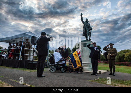 UK, Londres, Twickenham, Radnor Jardins, 4 août 2014. Saluant les soldats au monument aux morts au cours d'une veillée de commémoration de la déclaration de guerre le 4 août 1914. La Veillée a été suivi par le maire de l'arrondissement londonien de Richmond upon Thames, Conseiller Jane Boulton, et Son Altesse Sérénissime, la Princesse Marie-thérèse von HohenBerg, Mme Anthony Bailey et M. Anthony Bailey OBE SECA. Le public a été invité à un coucher de soleil service commémoratif effectué par le père David Loftus MBE. Credit : Eden Breitz/Alamy Live News Banque D'Images