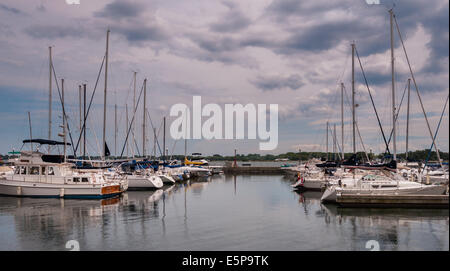 Bateaux dans le port, Queen's Quay Toronto (Ontario). Banque D'Images