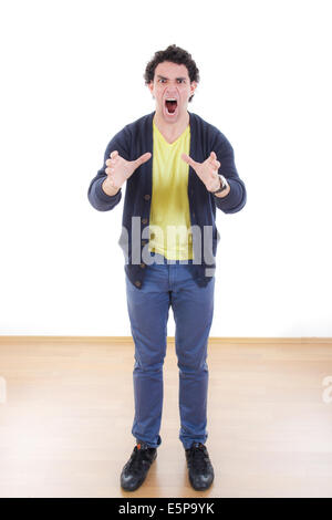 Jeune homme a souligné en colère se tord les mains de désespoir hurlant, Portrait d'homme frustré sous pression à exprimer leur colère Banque D'Images