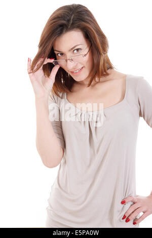 Belle jeune femme regardant par-dessus ses lunettes chic sur fond blanc Banque D'Images