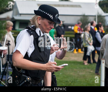 UK, Londres, Twickenham, Radnor Jardins, 4 août 2014. Les membres du public, les soldats, les officiers de police et de la RNLI assister à la veillée de commémoration de la déclaration de guerre le 4 août 1914. Une flamme éternelle est allumée à 9h00 et a brûlé toute la journée comme un rappel de l'espoir d'une résolution pacifique. Il a été éteint à 11h00 - l'heure exacte de la déclaration de guerre il y a 100 ans. Credit : Eden Breitz/Alamy Live News Banque D'Images