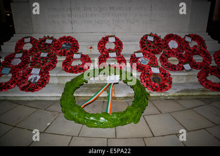 Belfast City Hall, de l'Irlande. 4e août, 2014. Une couronne posés par Heather Humphreys de TD le gouvernement de l'Irlande à la commémoration du centenaire de la déclaration de la Première Guerre mondiale au cénotaphe de Belfast : Crédit Bonzo/Alamy Live News Banque D'Images