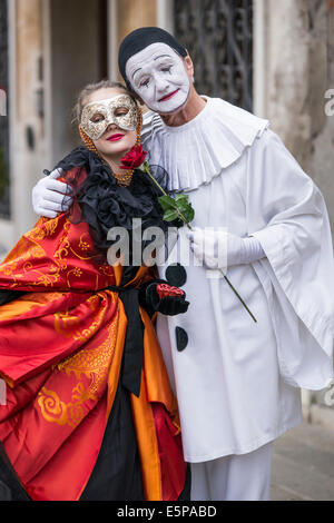 Mature Commedia dell'arte jeune dame Pierrot tribunaux espagnols à San Zaccaria pendant le Carnaval de Venise. Banque D'Images