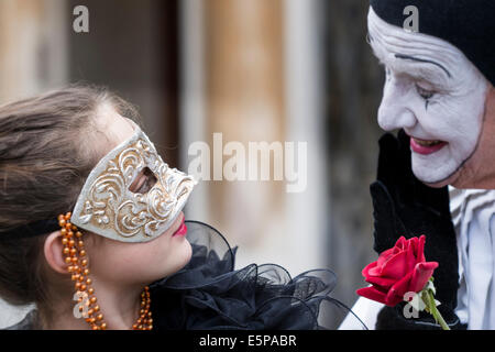 Mature Commedia dell'arte jeune dame Pierrot tribunaux espagnols à San Zaccaria pendant le Carnaval de Venise. Banque D'Images