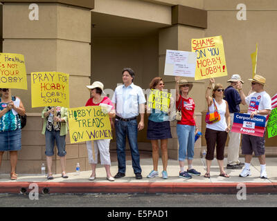 Laguna Niguel, California, USA. 29 juillet, 2014. Des manifestants pro-choix un piquetage Hobby Lobby store à Laguna Niguel, CA, pour protester contre la politique anti-avortement. © Spencer Grant/ZUMA/ZUMAPRESS.com/Alamy fil Live News Banque D'Images