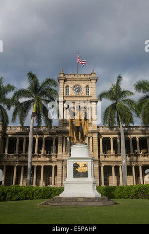 Le Roi Kamehameha statue devant le Aliʻiōlani Hale se trouvant au centre-ville d'Honolulu. Banque D'Images