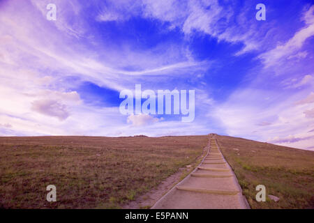 Sentier qui conduit vers le haut vers le ciel Banque D'Images