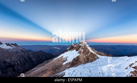 Lever du soleil vu depuis le sommet de l'Urus Este (5420m), montagne Cordillera Blanca, Andes, Pérou, Amérique du Sud Banque D'Images