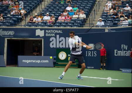 Toronto, Canada. 4e août, 2014. Marin Cilic de Croatie renvoie un shot à Denis Istomin de l'Ouzbékistan au cours de la Coupe Rogers au Centre Rexall le 4 août 2014 à Toronto, Ontario, Canada. Credit : Julian Avram/Alamy Live News Banque D'Images