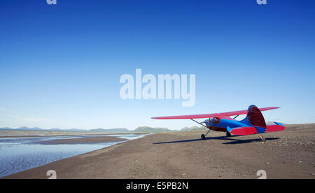 Cessna avion a atterri sur la plage en Alaska Banque D'Images