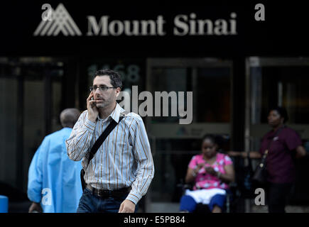 New York, USA. 4e août, 2014. Un homme sort de l'Hôpital Mount Sinai, à New York, États-Unis, 4 août 2014. Les autorités ont annoncé qu'un patient de sexe masculin qui s'est récemment rendu à l'Afrique de l'Ouest a été testé pour le virus ebola à l'Hôpital Mount Sinai. © Wang Lei/Xinhua/Alamy Live News Banque D'Images