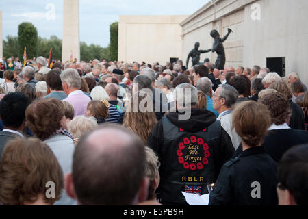 Alrewas, Staffordshire, Royaume-Uni. 4e août, 2014. National Memorial Arboretum, Alrewas, Staffordshire. 4 août 2014. La foule à l'armée pendant le service commémoratif et veillée aux chandelles pour marquer le centenaire du début de la PREMIÈRE GUERRE MONDIALE, la Grande Guerre et de rendre hommage. Crédit : Richard Franklin/Alamy Live News Banque D'Images