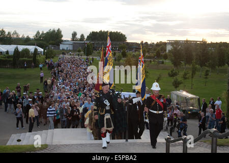 Alrewas, Staffordshire, Royaume-Uni. 4e août, 2014. National Memorial Arboretum, Alrewas, Staffordshire. Piper Duncan Thompson conduit les membres de la Royal British Legion National Memorial Arboretum de la Direction générale des mesures pour les Forces armées Memorial au début de la veillée aux chandelles et service à l'occasion du centenaire du début de la PREMIÈRE GUERRE MONDIALE, la Grande Guerre de rendre hommage. Crédit : Richard Franklin/Alamy Live News Banque D'Images