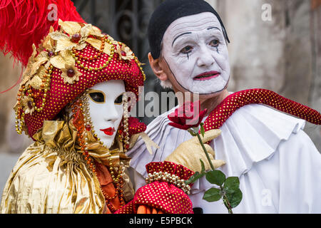 Charmeur de serpent femme en costume avec la Commedia dell'arte clown Pierott à San Zaccaria pendant le Carnaval de Venise. Banque D'Images