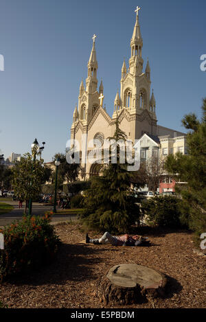 Man sleeps Washington square san francisco Banque D'Images