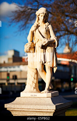 Ballarat Australie / cette statue en marbre vers 1889 appelée Ruth est située dans Sturt Street, Ballarat. Banque D'Images