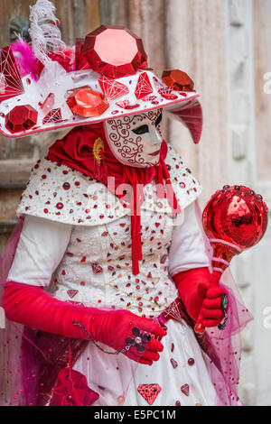 Femme en costume blanc avec diamants rouges & reflective red ball wand par l'église San Zaccaria pendant le carnaval de Venise. Banque D'Images
