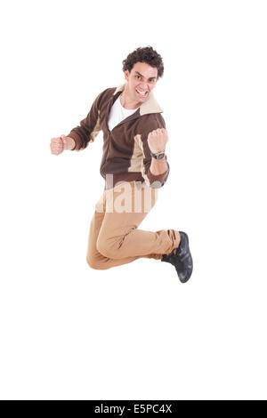 Portrait de jeune homme décontracté extatique sautant en l'air avec les mains levées en poings, l'homme orgueilleux sautant de joie smiling Banque D'Images