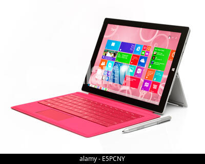 Tablette Microsoft Surface Pro 3 ordinateur avec clavier rose isolé sur fond blanc Banque D'Images