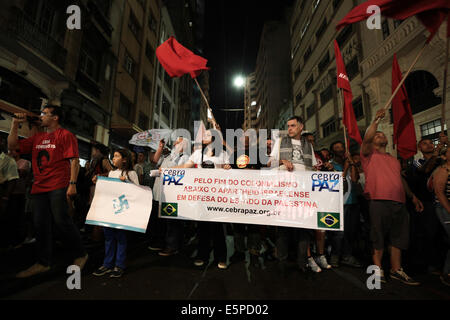 Sao Paulo, Brésil. 4e août, 2014. Les partisans de la Palestine et des mouvements sociaux de protestation en faveur de la Palestine et en solidarité avec le peuple palestinien à Sao Paulo. Appel des manifestants pour la paix à Gaza et la fin de l'offensive d'Israël dans la région. Credit : Tiago Mazza Chiaravalloti/Pacific Press/Alamy Live News Banque D'Images