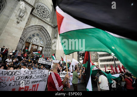 Sao Paulo, Brésil. 4e août, 2014. La vague des manifestants le drapeau palestinien en face de l'Église catholique de Sé à Sao Paulo, Brésil au cours d'une manifestation en faveur de la Palestine et en solidarité avec le peuple palestinien. Appel des manifestants pour la paix à Gaza et la fin de l'offensive d'Israël dans la région. Credit : Tiago Mazza Chiaravalloti/Pacific Press/Alamy Live News Banque D'Images