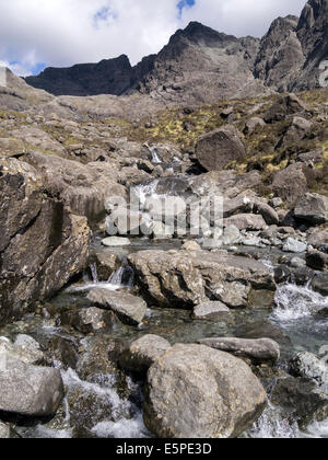 Flux de tumbling Allt Coire Coire avec Lagan Lagan en noir au-delà de montagnes Cuillin, Glenbrittle, Isle of Skye, Scotland, UK Banque D'Images