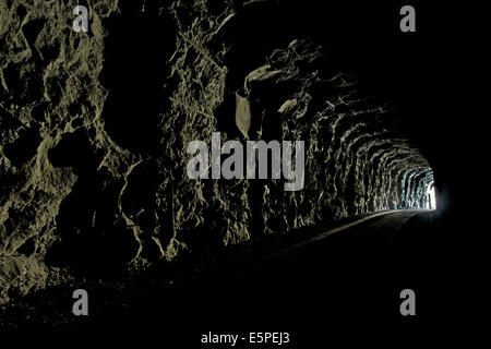 Tunnel à voie unique entre Husar et Mikladalur, Kalsoy, îles Féroé, Danemark Banque D'Images