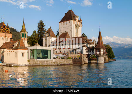 Château Oberhofen sur le lac de Thun, Suisse. Banque D'Images