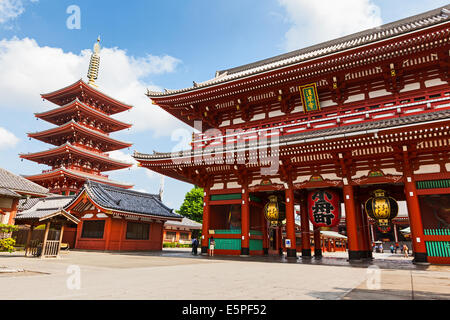 TOKYO, JAPON - 28 MAI 2012 : vue sur le Hozōmon porte intérieure et la pagode à cinq étages du temple Senso-ji Banque D'Images