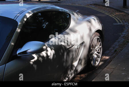Porsche Cayman S de luxe à Londres Hampstead Square , Royaume-Uni Banque D'Images