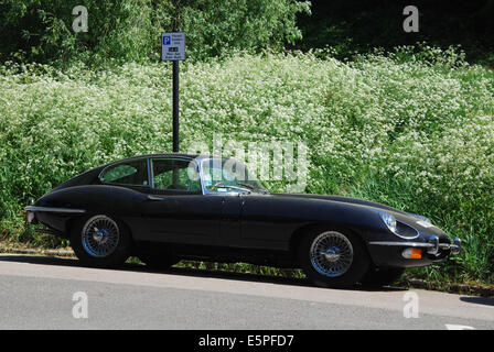 Jaguar Type E garé près de Hampstead Heath, Londres UK Banque D'Images