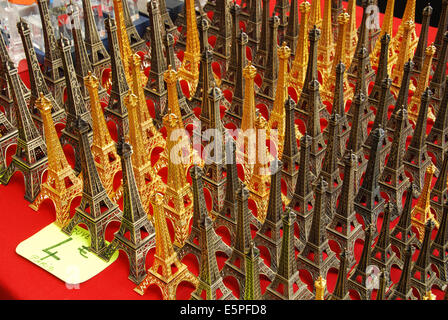 Tours Eiffel miniatures en vente, Paris France Banque D'Images