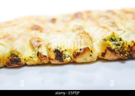 Tarte aux épinards avec fromage devant se concentrer, gâteau traditionnel fait maison remplie de fromages et épinards verts Banque D'Images