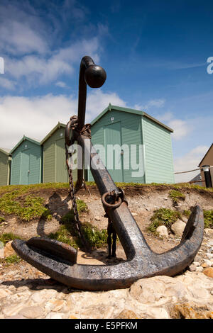 Royaume-uni l'Angleterre, dans le Dorset, Charmouth, vieux fer à repasser l'ancre en face de cabanes de plage Banque D'Images