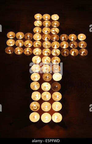 Croix faite de bougies Banque D'Images