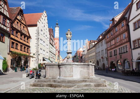 Fontaine et tour de la mairie, Rothenburg ob der Tauber, Route Romantique (Romantische Strasse), Franconia, Bavaria, Germany Banque D'Images