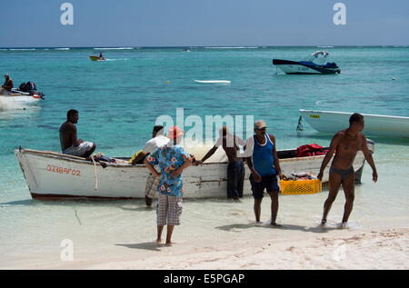 Les pêcheurs décharger leurs prises sur une plage sur le Morne Brabant péninsule sur la côte sud-ouest de l'Île Maurice, océan Indien Banque D'Images
