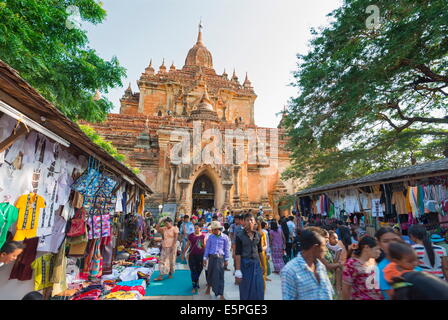 Des marchands de souvenirs, de Htilominlo temple Pahto, Bagan (Pagan), le Myanmar (Birmanie), l'Asie Banque D'Images
