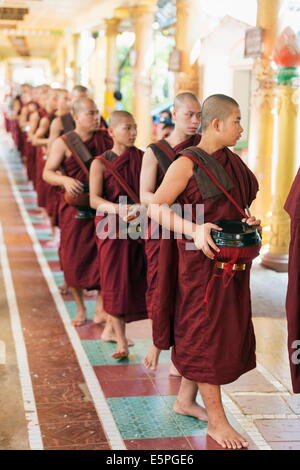 L'heure du repas à Kha Khat Wain Kyaung monastère, Bago, Myanmar (Birmanie), l'Asie Banque D'Images