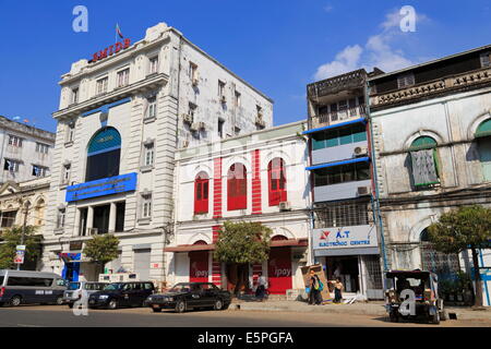 Pansodan Street, Yangon (Rangoon), le Myanmar (Birmanie), l'Asie Banque D'Images