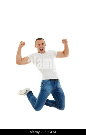 Heureux Casual Caucasian Man serrant ses poings et sauter dans l'air, isolé sur fond blanc Banque D'Images